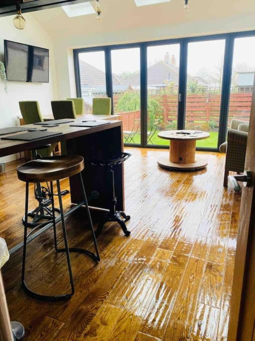 Lovely Semi-Beach 2X Pubs -5 Min Walk-Pets Welcome-Parking-Garden Scalby  外观 照片